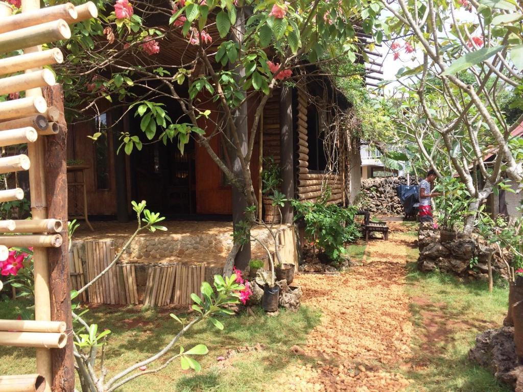 The Village House Puerto Princesa Buitenkant foto